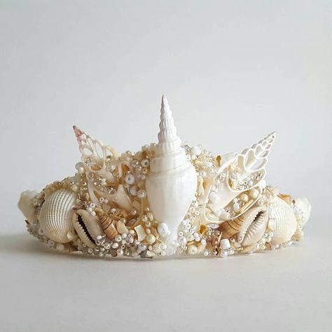 Check out this item in my Etsy shop https://www.etsy.com/listing/554202294/special-order-for-chanty-mermaid-crown Beach Wedding Boho, Costume Mermaid, Festival Crown, Shell Crowns, Seashell Crown, Mermaid Accessories, Mermaid Crown, Snow Crystal, Mermaid Theme Party