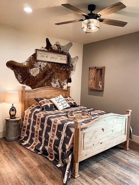 Western Loft Bedroom, Western Guest Bedroom Ideas, Western Room Paint Ideas, Old Western Farmhouse, Ranch House Bedroom Decor, Western Room Colors, Small Western Bedroom, Cute Western Bedroom Ideas, Western Style Bedroom Ideas