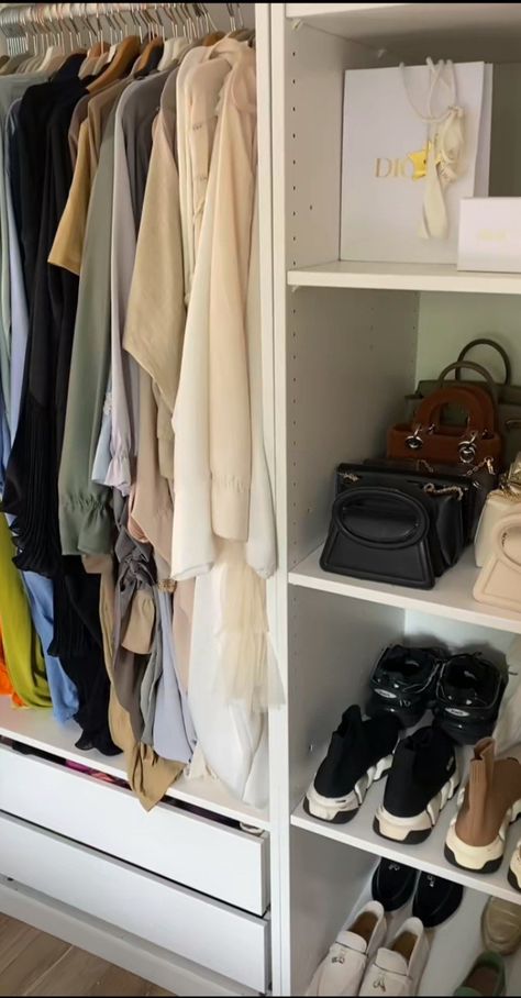 Abaya Closet Organization, Hijabi Closet Organization, Islam Aesthetic, Muslimah Fashion Casual, Luxury Room Bedroom, Room Aesthetics, Wardrobe Room, Closet Decor, Dream Closets