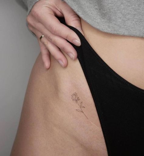 Small Tattoos On Hips For Women, Small Flower Tattoo, Flower Hip Tattoos, Tattoo 2024, Minimal Tattoos, Hip Tattoos, Hidden Tattoos, Hip Tattoos Women, Petite Tattoos