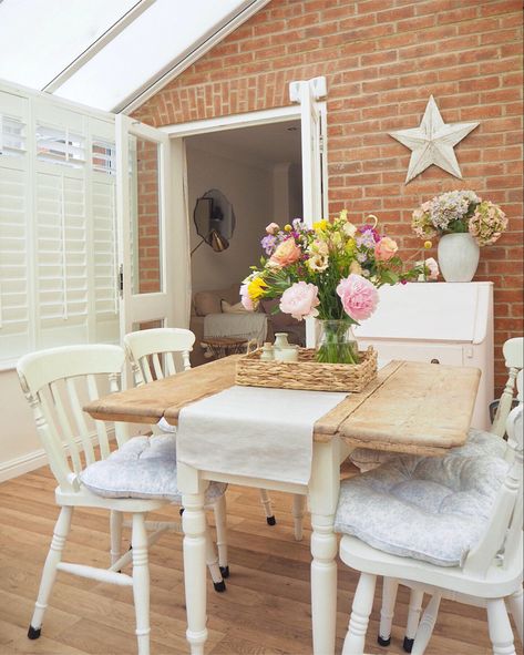 Conservatory Decor Dining Room, Small Conservatory Dining Table, Dining Table In Conservatory, Conservatory Ideas Interior Inspiration, Dining Room In Conservatory, Conservatory Wall Ideas, Conservatory Dining Table, Small Conservatory Dining Room Ideas, Conservatory Dining Room Small