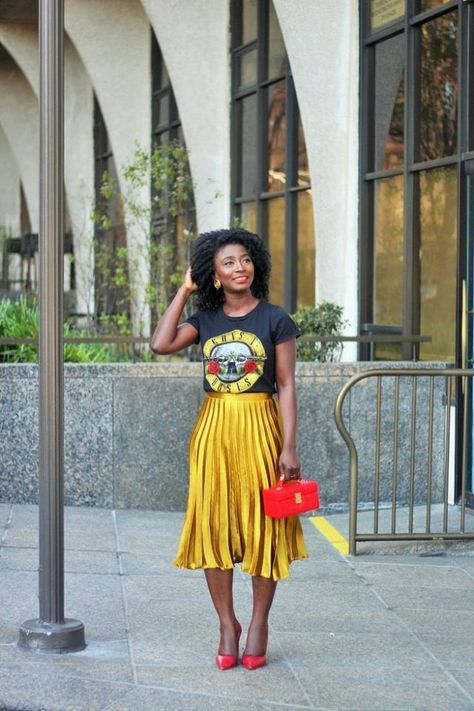 Fashion Bombshell of the Day: Priscilla from New York Women's Fashion Spring 2024, Modest Womens Fashion, Yellow Pleated Skirt, Moda Pinup, Pleated Skirt Outfit, Rock Outfit, Style Magazine, Modest Wear, Looks Street Style