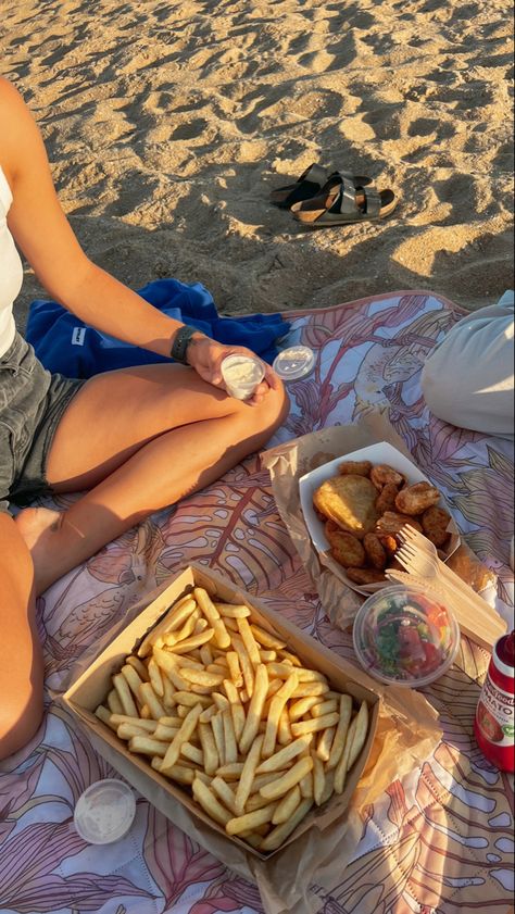 Dinner On The Beach Aesthetic, Picnic At The Beach Friends, Beach Food, Beach Picnic Aesthetic Friends, Fish And Chips Aesthetic Beach, Seaside Picnic Aesthetic, Fish And Chips On The Beach, Summer Plans, Beach Picnic