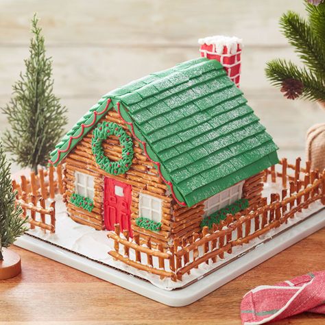 How to Make a Fence Homemade Gingerbread House, Ginger Bread House Diy, Gingerbread House Party, Christmas Gingerbread Houses, Cool Gingerbread Houses, Gingerbread House Decorating, Gingerbread House Parties, Gingerbread Creations, Candy Kit