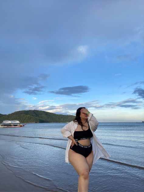 Plus Size Beach Poses For Pictures, Beach Pose Plus Size, Beach Pics Plus Size, Beach Photoshoot Plus Size, Chubby Beach Photos, Beach Poses For Chubby Women, Outfit Playa Gorditas, Outfit Playa Curvy, Chubby Swimsuit Pose