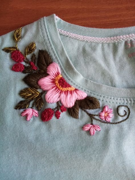 Embroidery|flat embroidery on T-shirts Floral Embroidery Tshirt, Knitting Embroidery Pattern, Hand Embroidery Tshirt Ideas, Embroidery Designs For T Shirts, Embroidery T Shirt Ideas, Embroidery Designs On Tshirt, T Shirt Embroidery Diy, Round Embroidery Design, T Shirt Embroidery Ideas