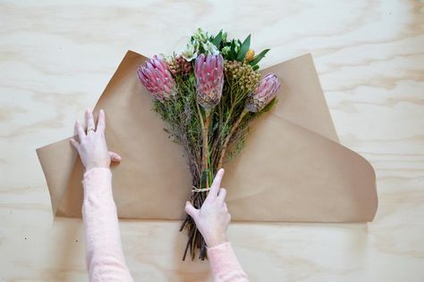 How to Wrap a Flower Bouquet Wrap Flowers In Paper, Diy Bouquet Wrap, Wrapping Techniques, Flower Truck, Flower Bouquet Diy, Astuces Diy, How To Wrap, Flower Business, Paper Bouquet