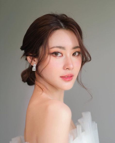 The Essential Guide to Korean Bridal Makeup Trend With Flawless Looks Bridal Hair Korean Style, Bride Makeup Asian Natural, Makeup Bridal Wedding, Korean Makeup Bridal, Bridal Makeup Light Natural Looks, Bride Makeup Korean, Japanese Bridal Makeup, Natural Glam Bridal Makeup Asian, Asian Bride Hairstyle