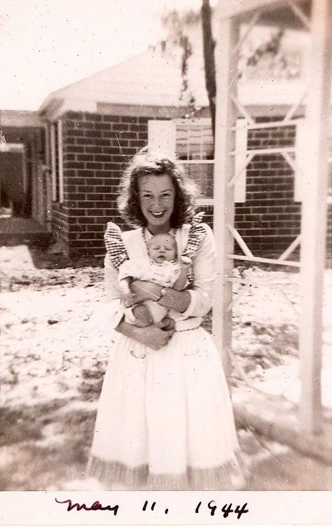 Old Mom Aesthetic, Documentation Photography, Mom And Child, 1940s Woman, Fashion Mom, Regular People, Mom And Me, Old Photography, Vintage Mom