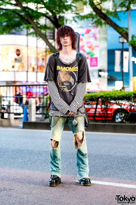 Harajuku student sporting a distressed grunge style while out and about one fine day. Punk Rock Street Style, Harajuku Street Style Men, Mens Harajuku Fashion, Harajuku Fashion Colorful, Grunge Harajuku Street Style, Japan Punk Fashion, 90s Harajuku Fashion Men, Japanese Punk Fashion Harajuku Style, Japanese Alternative Fashion Men