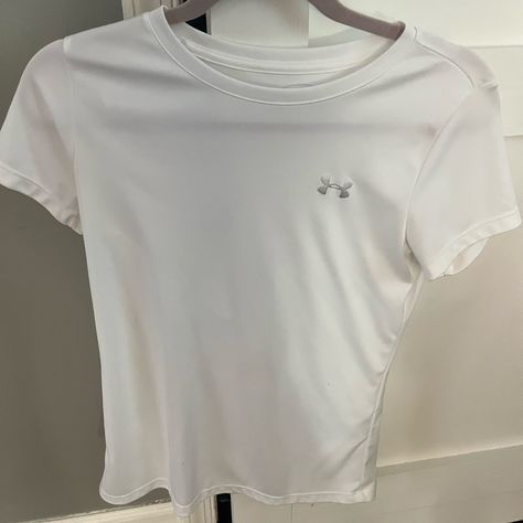 White Under Armor Shirt Never Worn. Fitness Fashion Active Wear, Under Armor Shirt, Armor Shirt, Gymwear Outfits, Mode Zara, Outfit Formulas, Gym Shirts, Cute Simple Outfits, Under Armor