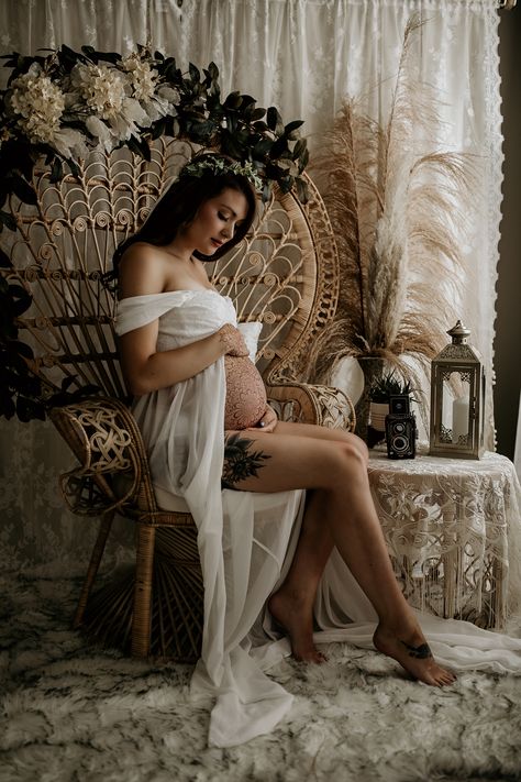 Maternity Photography Rocking Chair, Maternity Photography Chair Poses, Peacock Maternity Shoot, Maternity Peacock Chair, Peacock Chair Photoshoot Maternity, Boho Maternity Shoot Indoor, Bohemian Maternity Shoot Studio, Peacock Chair Photoshoot Studio, Boho Peacock Chair Photoshoot