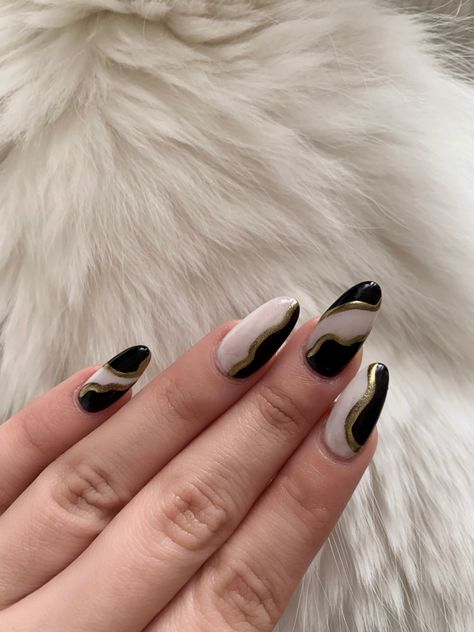 Easy Black And Gold Nails, Black And Gold Swirl Nails, Neutral Swirl Nails, Nail Art Lebaran, Black White And Gold Nails, Black Swirl Nails, Dog Nail Art, Black Acrylic Nail Designs, Prom 23