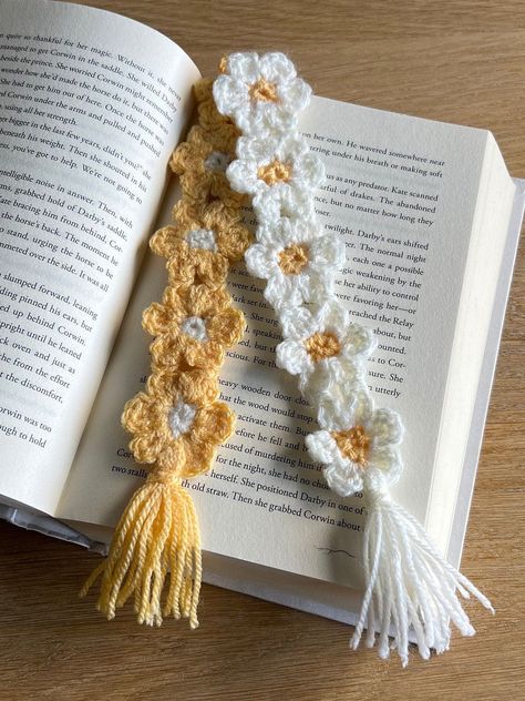 A delicate daisy bookmark - perfect gift for friends and family! Made in Wales. All prices are calculated on cost of material + hourly wage It takes approx 1 hour to make 2 bookmarks Yarn Hayfield bonus DK - Acrylic Washing Instuctions Wool Cycle - 40o Tumble Dry - Low Heat Measurements Length Approx - 25cm (10 inches) Width Approx - 4.5cm (1.75 inches) Free Crochet Accessory Patterns, Crafts Gifts For Friends, Crochet Book Mark Flower, Crochet Coffee Bookmark, Ideas To Crochet Easy, Wool Ideas Crafts, Crochet Sister Gifts, Crocheted Flower Bookmarks, Things To Do With Wool