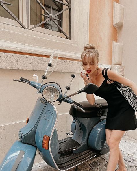 Classic Vespa, Retro Scooter, Vespa Girl, Vespa Lambretta, Vespa Vintage, European Girls, Wallpapers Quotes, Scooter Girl, Quotes Celebrities