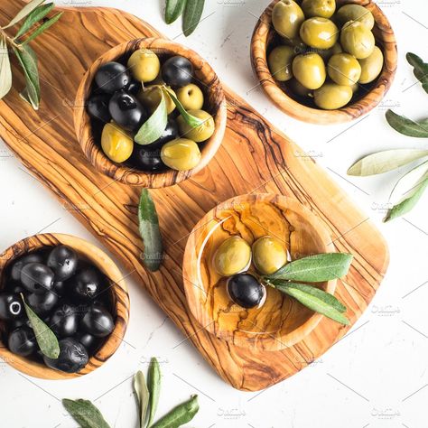 Olives Photography, Olive Oil Benefits, Marinated Olives, Lemon Olive Oil, Drink Photo, Food Photography Inspiration, Olive Oil Bottles, Green Olives, Wooden Bowls