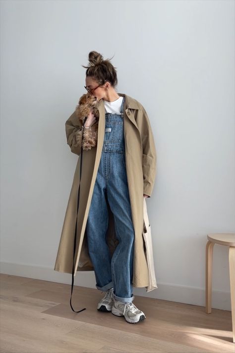 Overalls Winter Outfit, Overall Outfit Winter, Overalls Street Style, Blundstone Outfits, Overalls Outfit Fall, Jean Overall Outfits, Overalls Outfit Winter, Overalls Fall, Denim Overalls Outfit