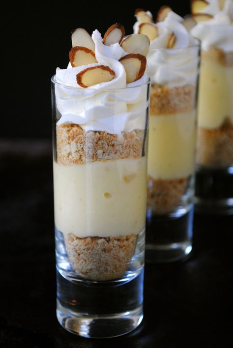 Banana Cream Pie Dessert Shooters make an amazing presentation at any party. It's like Banana Cream Pie in a glass! Banana Cream Pie Dessert, Shot Glass Desserts, Dessert Mini, Dessert Shooters, Dessert Original, Dessert Parfait, Dessert Shots, Mini Bananas, Banana Cream Pie