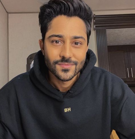 Dating Dr Dil, Manish Dayal, Ideal Male Body, The Resident, Beard Hairstyle, Actor Picture, Zoo Wee Mama, Romantic Movies, Manish