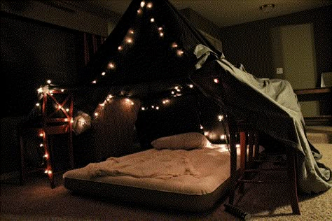 Friday We're In Love: Romantic Fort Date Night Fort Date Night, Movie Night Fort, Fort Date, 12 Months Of Dates, Fort Night, Indoor Forts, At Home Dates, Unique Date Ideas, Dream Dates