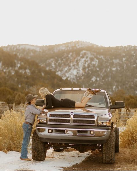 Country Couple Photos, Country Couple Pictures, Country Relationship Goals, Fall Couple Photos, Country Relationships, Cute Country Couples, Homecoming Pictures, Western Photo, Couple Engagement Pictures