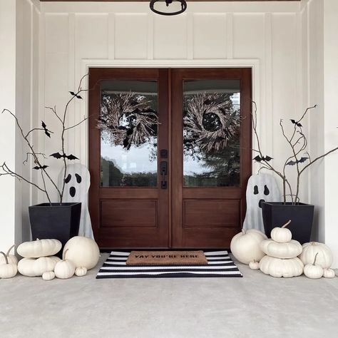 Fall Porch Ideas, Fall Front Porch Decor Ideas, Front Stoop, Porch Pumpkins, Halloween Front Porch Decor, Pine Island, Modern Halloween, Fall Front Porch Decor, Halloween Porch Decorations