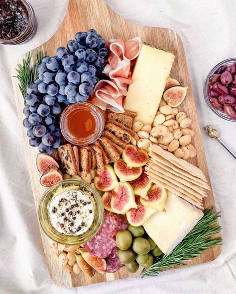 Charcuterie Pretty Cheese Board, Cheese Board Diy, Mini Cheese Boards, Holiday Cheese Boards, Beautiful Cheese Board, Charcuterie Inspiration, Party Food Platters, Charcuterie And Cheese Board, Charcuterie Recipes