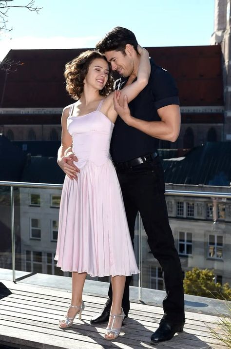 The 28 Best Couples Halloween Costume Ideas for 2023 - Wonder Forest Dirty Dancing Costume, 80s Couple Costume, Unique Couples Costumes, Punny Halloween Costumes, Unique Couple Halloween Costumes, Couples Cosplay, Couples Halloween Costume Ideas, Best Couples, Couples Halloween Costume