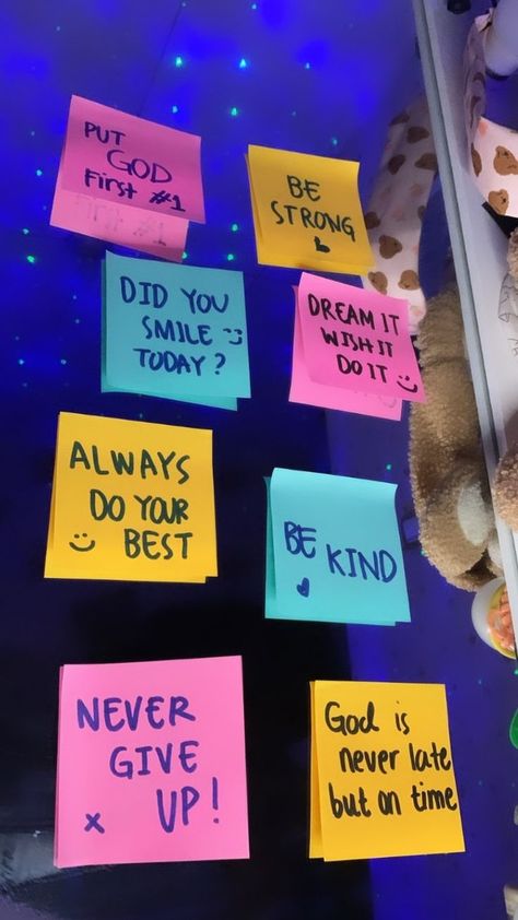 Sticky Notes Quotes Aesthetic, Positive Sticky Notes Quotes, Sticky Notes Motivation Wall, Cute Sticky Notes Quotes, Sticky Notes Ideas Wall Bedroom, Sticky Note Decor, Notion Photos, Hone Decor, Sticky Notes Quotes