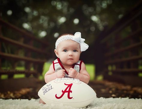 omg, so presh. but Illinois. Alabama Baby, Basketball Dunk, Baby Announcement Pictures, Bama Girl, Bama Football, Baby Shower Favors Girl, Alabama Roll Tide, Football Pictures, Baby First Birthday