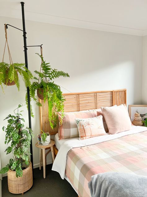 Plants Over Bed, Hang Plants From Ceiling, Plant Display Ideas, Diy Hanging Planter, Behind Couch, Plant Hanging, Above Couch, Hanging Plants Indoor, Bedroom Plants