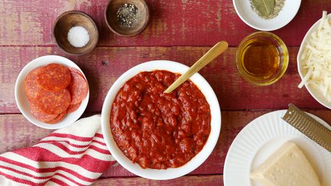 Ultimate Pizza Sauce Boston Pizza, Pizza Sauce Recipe, Easy Homemade Pizza, Pizza Sauce Homemade, Canned Tomato Sauce, Pizza Sauce, Homemade Pizza, Juicing Lemons, Sauce Recipe