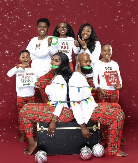 Family Holiday Pajamas Photo Ideas, Christmas Photoshoot Ideas For Family, Black Christmas Pictures Family Photos, Family Photoshoot Christmas Ideas, Christmas Pj Family Photos, Christmas Pajama Photo Shoot Family, Glam Family Photoshoot Christmas, Christmas Family Picture Ideas, Group Christmas Photoshoot