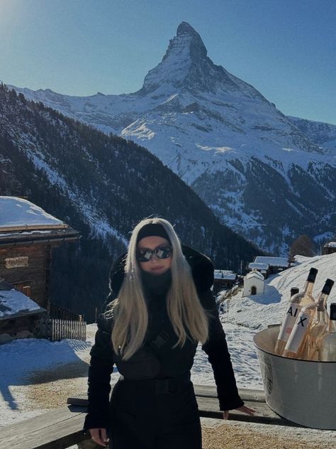 Swiss Alps Apres Ski, Euro Trip Outfits Winter, Swiss Alps Outfit Winter, Swiss Winter Aesthetic, Ski Pics Aesthetic, Travelling Outfits Winter, Switzerland Skiing Aesthetic, Zermatt Photo Ideas, Swiss Alps Winter Outfits