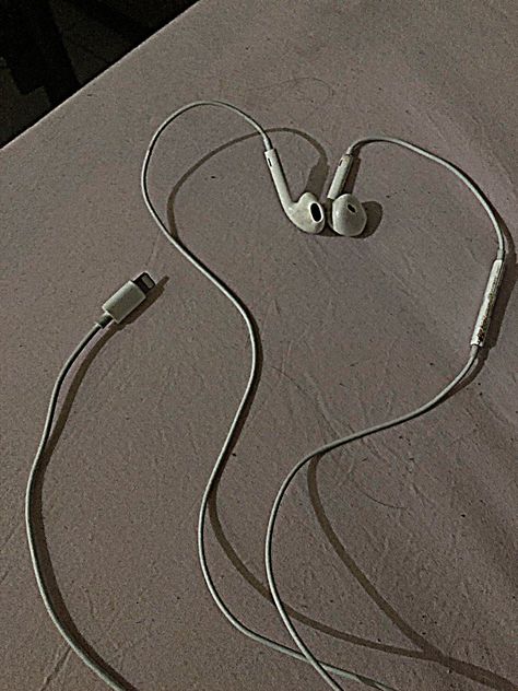 Phone And Earphones Aesthetic, Sharing Earphones Aesthetic, Earphone Aesthetic, Ear Buds Aesthetic, Aesthetic Earphones, Earphones Aesthetic Photography, Wires Headphones Aesthetic, Wired Earphones Aesthetic, Ear Phones Aesthetic