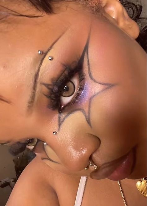 pinterest//@shaizzleee🧚🏽‍♀️ Cute Eye Makeup, Graphic Makeup, Alternative Makeup, Cool Makeup Looks, Ethereal Makeup, Dope Makeup, Edgy Makeup, Makeup Eye Looks, Cute Makeup Looks