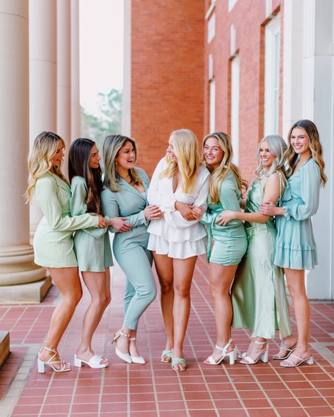 Group Photo Outfit Ideas, Leadership Photoshoot, Big Group Photos, Exec Board Photoshoot, Big Group Poses, Recruitment Photoshoot, Big Group Photos Posing Ideas, Sorority Group Pictures, Sorority Officer Photoshoot