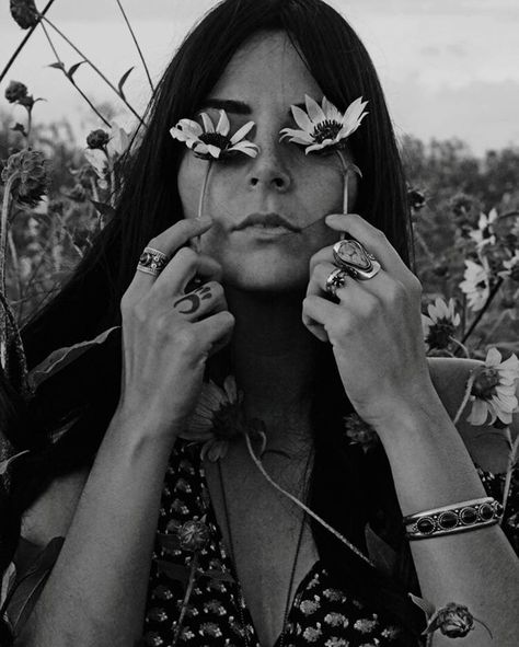 Black magic woman 🌼🖤 Wednesday witchy inspo #sourceunknown Hippy Life, Buck Moon, Woodstock 1969, Hippie Aesthetic, Estilo Hippy, 70s Aesthetic, 70s Hippie, Happy Hippie, Hippie Love