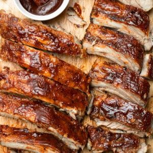 Crock Pot Baby Back Ribs Recipe - The Clean Eating Couple Hor Dourves, Baked Tomato Recipes, Paleo Chicken Soup, The Clean Eating Couple, Clean Eating Couple, Healthy Buffalo Chicken Dip, Slow Cooker Chicken Wings, Healthy Chicken Pot Pie, Greek Yogurt Chicken Salad