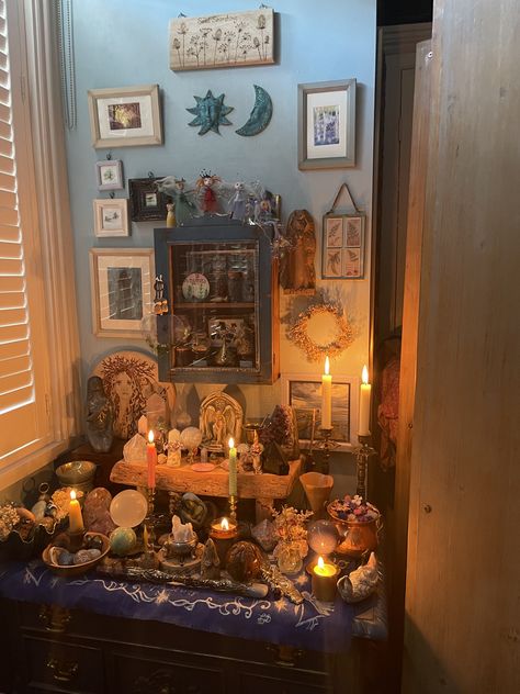 Ancestral Alter Ideas, How To Store Crystals, Witch Altar Aesthetic, Small Altar Ideas, Alter Ideas Spiritual, Spiritual Altar Ideas, Alter Inspiration, Alter Table, Alter Ideas