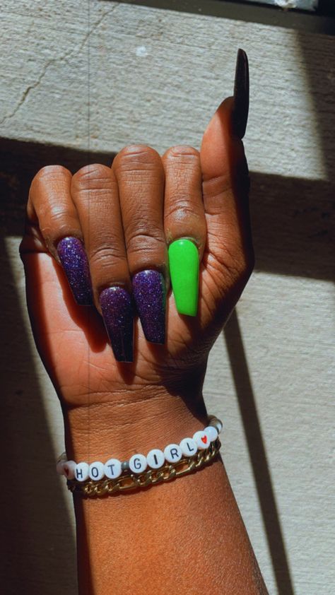 Joker Acrylic Nails, Joker Nails Acrylic, Joker Themed Nails, Purple And Green Nails Halloween, Joker Inspired Nails, The Joker Nails, Green And Purple Halloween Nails, Halloween Green Nails, Descendants Nails