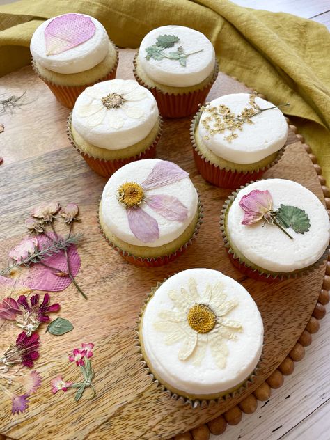 Edible pressed flowers on cupcakes. Perfect foe a bridal shower or baby shower! Flower Themed Treats, Garden Wedding Cupcakes, Wild Flower Wedding Cupcakes, Love Is In Bloom Cupcakes, Cupcakes With Real Flowers, Pressed Flower Cupcakes, Wildflower Wedding Cupcakes, Dried Flower Cupcakes, Wildflower Gender Reveal