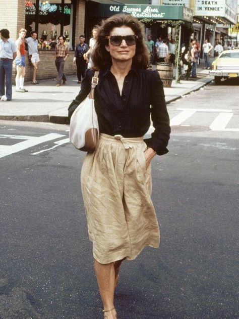 Jackie O's Best Street Style Looks (via Bloglovin.com ) Jackie O's, Jackie O Style, Jackie Onassis, Jfk Jr, Summer Capsule Wardrobe, Jackie O, Glamorous Style, Looks Street Style, Olivia Palermo