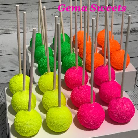 Glow in the dark cake pops by Gema Sweets (lights on). Food For Neon Party, Neon Party Dessert Table, Glow Desserts, Glow Cake Pops, Neon Party Desserts, Glow Party Cake Pops, Glow Birthday Party Food Ideas, Neon Desserts Glow Party, Black Light Cake Ideas