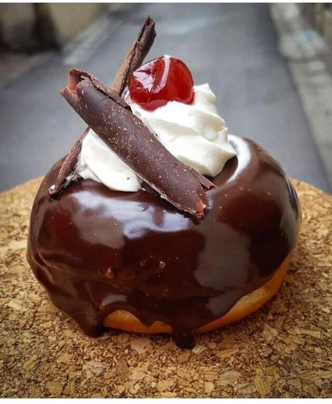 Black Forest Donut, Donut Decorating Ideas, Cafe And Bakery, Dream Restaurant, Donut Flavors, Protein Donuts, Gothic Bohemian, Music Day, Food Platter