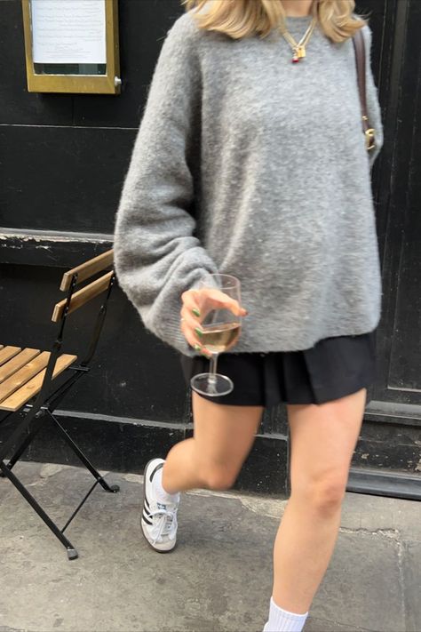 Wine Bar Aesthetic, Mini Skirt And Sweater Outfit, Sweater And Mini Skirt, Style Oversized Sweater, Quiet Luxury Aesthetic, Black Mini Skirt Outfit, Knit Skirt Outfit, Bar Aesthetic, Uni Fits