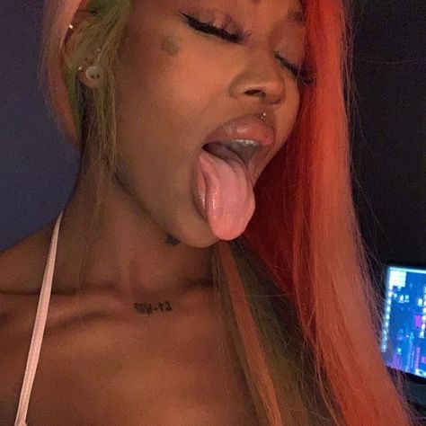 summer walker Walker Wallpaper, Queen Summer, Celebrity Selfies, Summer Walker, Pretty Hurts, Female Rappers, Your Lips, Pretty Selfies, Summer Baby