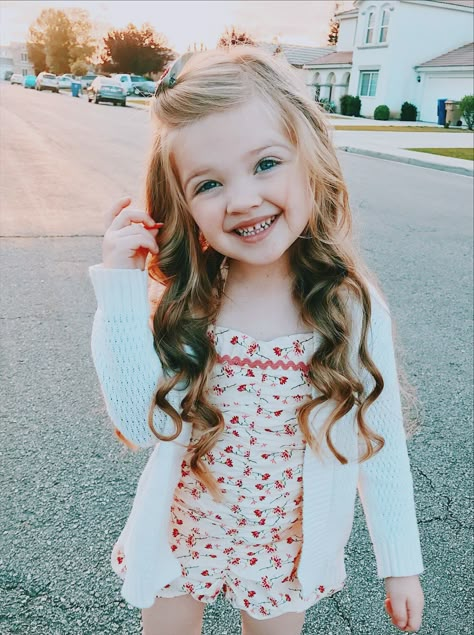 Little girl hairstyle long hair curls curled wavy beach waves Dunner Wordend Haar, Girl Hair Dos, Curls For Long Hair, Toddler Hairstyles Girl, Girl Haircut, Haircuts For Wavy Hair, Flower Girl Hairstyles