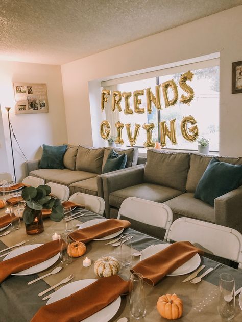 Cousingiving Decorations, Cheap Friendsgiving Decorations, Living Room Thanksgiving Decor, Friendsgiving Dishes To Share, Things To Do At A Friendsgiving, Friendsgiving Apartment, Things To Do At Friendsgiving, Friendsgiving Aesthetic Outside, Friendsgiving Party Ideas Decorations