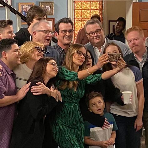 Modern Family Cast, Haley Modern Family, Emotional Photos, Celebrity Families, Lionel Richie, Family Doctors, Sofia Vergara, 20th Century Fox, Film Serie